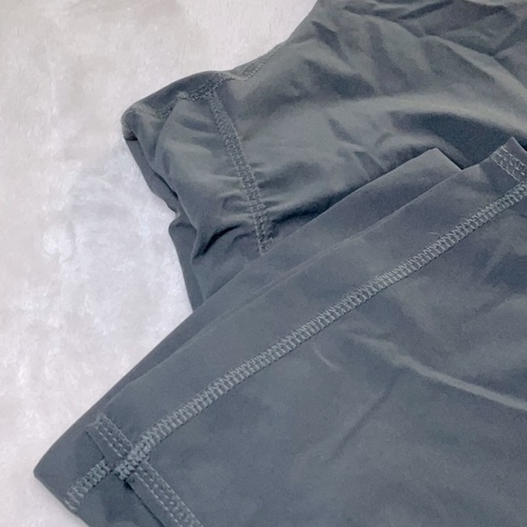 NWT: Kirkland - Lightweight Capris 👟 - Picture 2 of 4